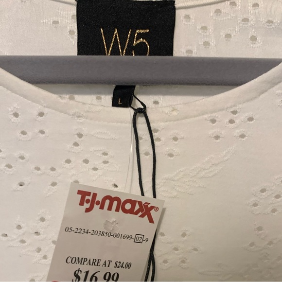 White peek-a-boo flowy shortsleeved top - Picture 3 of 3